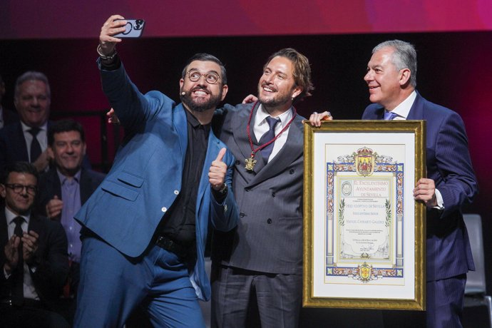 Autofoto de Manuel Carrasco con Sanz y Manu Sánchez