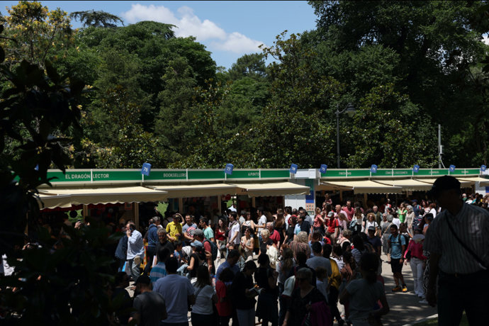 Archivo - Feria del Libro de Madrid en el parque del Retiro.