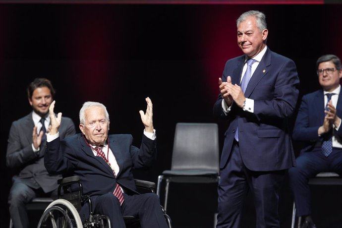 Entrega de la Medalla de Sevilla a José Luis Garrido Bustamante , a 30 de mayo de 2024, en Sevilla, Andalucía (España). El alcalde de Sevilla, José Luis Sanz, entrega los honores y distinciones de la ciudad de Sevilla por el Día de San Fernando, con la as