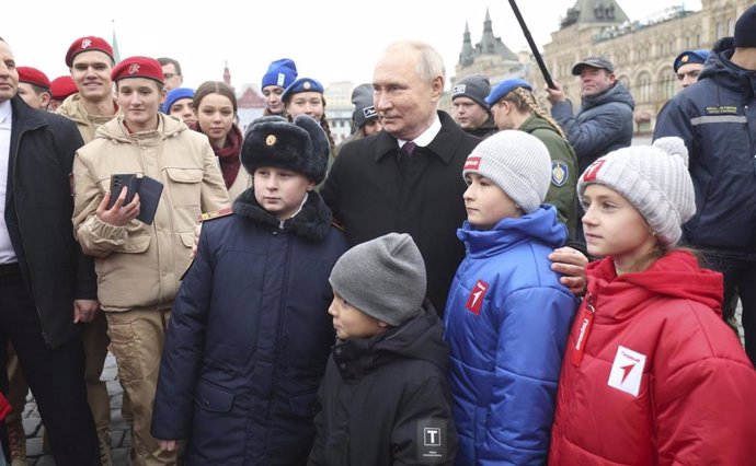 Archivo - El presidente ruso, Vladimir Putin, posa junto a unos niños para una fotografía.