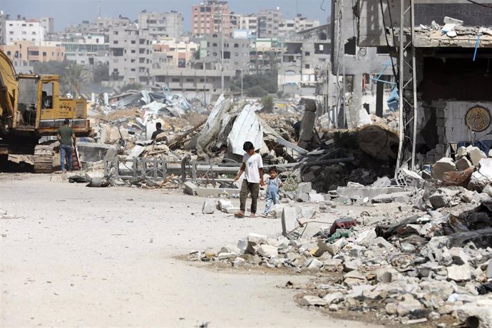 Edificios destruidos por bombardeos israelíes en el campamento de refugiados de Bureij, en el centro de la Franja de Gaza