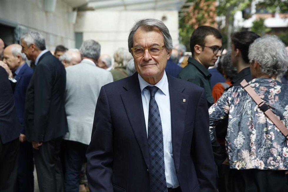 El expresidente de la Generalitat Artur Mas a su salida del funeral del expresidente del Parlament Joan Rigol, en el Tanatori de Les Corts, a 9 de mayo de 2024