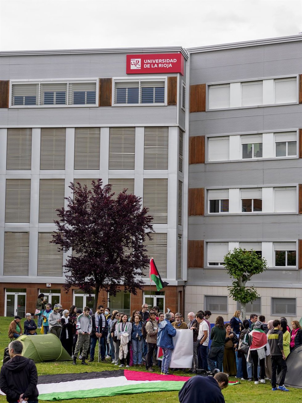 Decenas de estudiantes durante una acampada para exigir un alto al fuego inmediato en Gaza, en la Universidad de La Rioja,