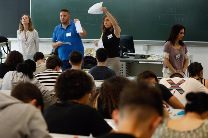 Archivo - Estudiantes se examinan de la EBAU en Murcia