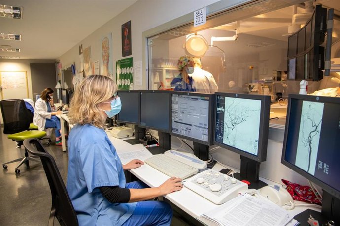 Archivo - Profesionales durante un procedimiento de radiología intervencionista en el Hospital Son Espases.