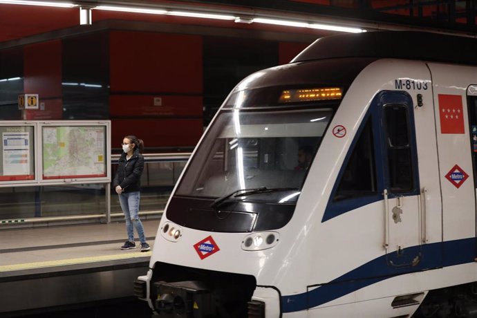 Archivo - Una mujer espera la llegada de un tren de Metro de Madrid