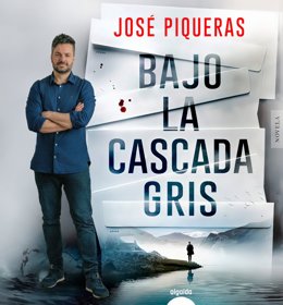 El almeriense José Piqueras publica su primera novela, 'Bajo la cascada gris' (Algaida). El autor, que ganó en 2021 el premio de novela negra BMB con 'Senderos tras la niebla' (Bohodón), firmará el día 6 de junio en la Feria del Libro de Madrid.