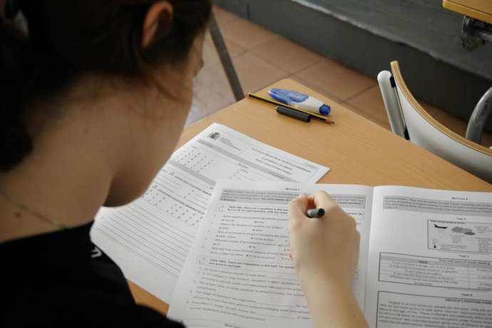 Imagen de archivo - Una alumna de una clase de 1 Bachillerato del Institut Moiss Broggi de Barcelona realiza una prueba piloto de PAU, a 14 de marzo de 2023, en Barcelona, Catalunya (España). 
