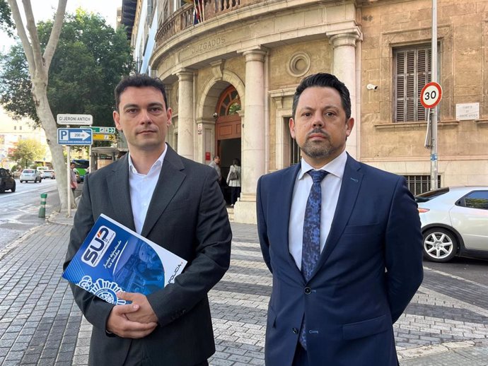 El portavoz del SUP en Baleares, Manuel Pavón, y el abogado Eduardo Luna, frente al Juzgado.