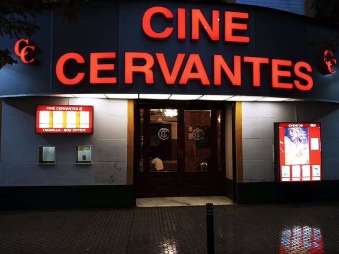 Archivo - El Cine Cervantes de Sevilla. Imagen de archivo.