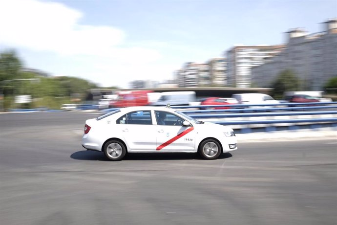 Archivo - Imagen de recurso de un taxi circulando por la ciudad de Madrid.