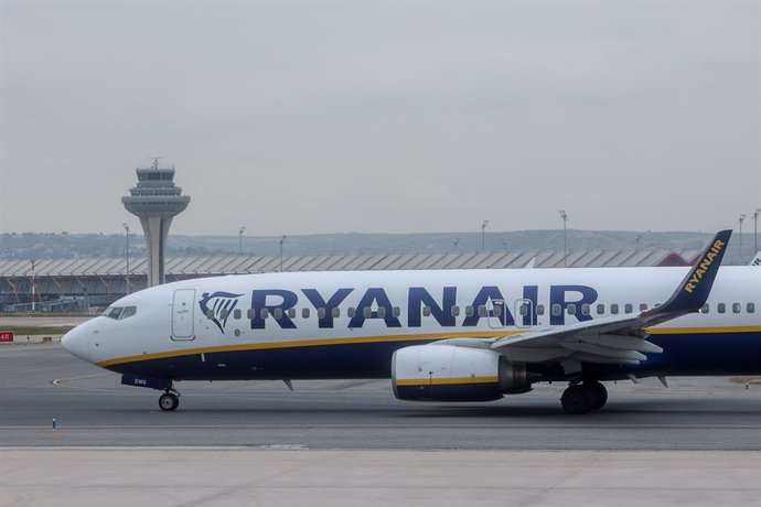 Archivo - Un avión de la aerolínea Ryanair en el aeropuerto Adolfo Suárez Madrid-Barajas