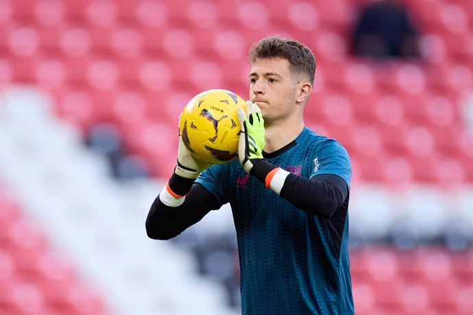 Archivo - Julen Agirrezabala of Athletic Club warms up prior to the LaLiga EA Sports match between Athletic Club and Granada CF at San Mames on April  19, 2024, in Bilbao, Spain.