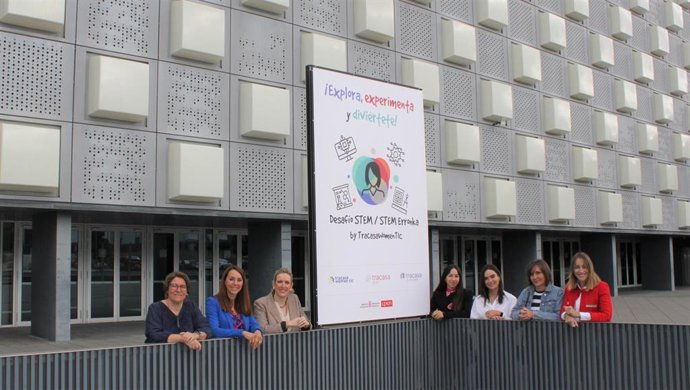 La consejera Fanlo, con la directora general e integrantes de TracasaWomenTIC.