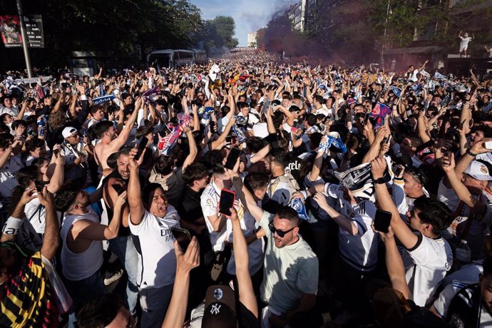 Cientos de personas esperan la llegada de los jugadores, durante la previa del partido de vuelta de semifinales de la Champions League, en los alrededores del Estadio Santiago Bernabéu, a 8 de mayo de 2024, en Madrid (España). 