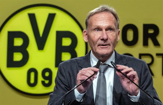 Archivo - El director ejecutivo del Borussia Dortmund, Hans-Joachim Watzke, en una asamblea general del club. 