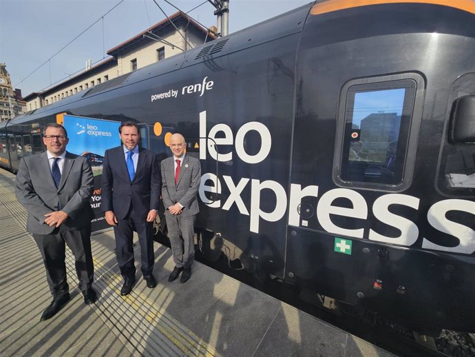 El ministro de Transportes y Movilidad Sostenible, Óscar Puente, con los directivos de Leo Express