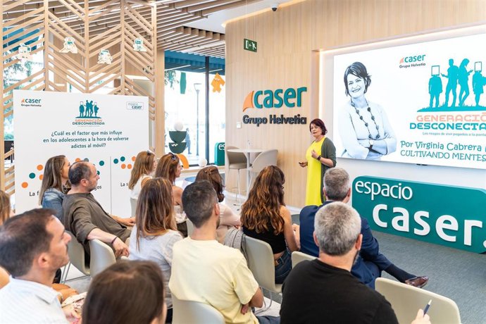 Virginia Cabrera Nocito, ingeniera de telecomunicaciones y especialista en transformación digital tecnoemocional y en mentalidad digital ha abordado en Espacio Caser Málaga la 'generación desconectada' y los riesgos de vivir pegados a la pantalla.