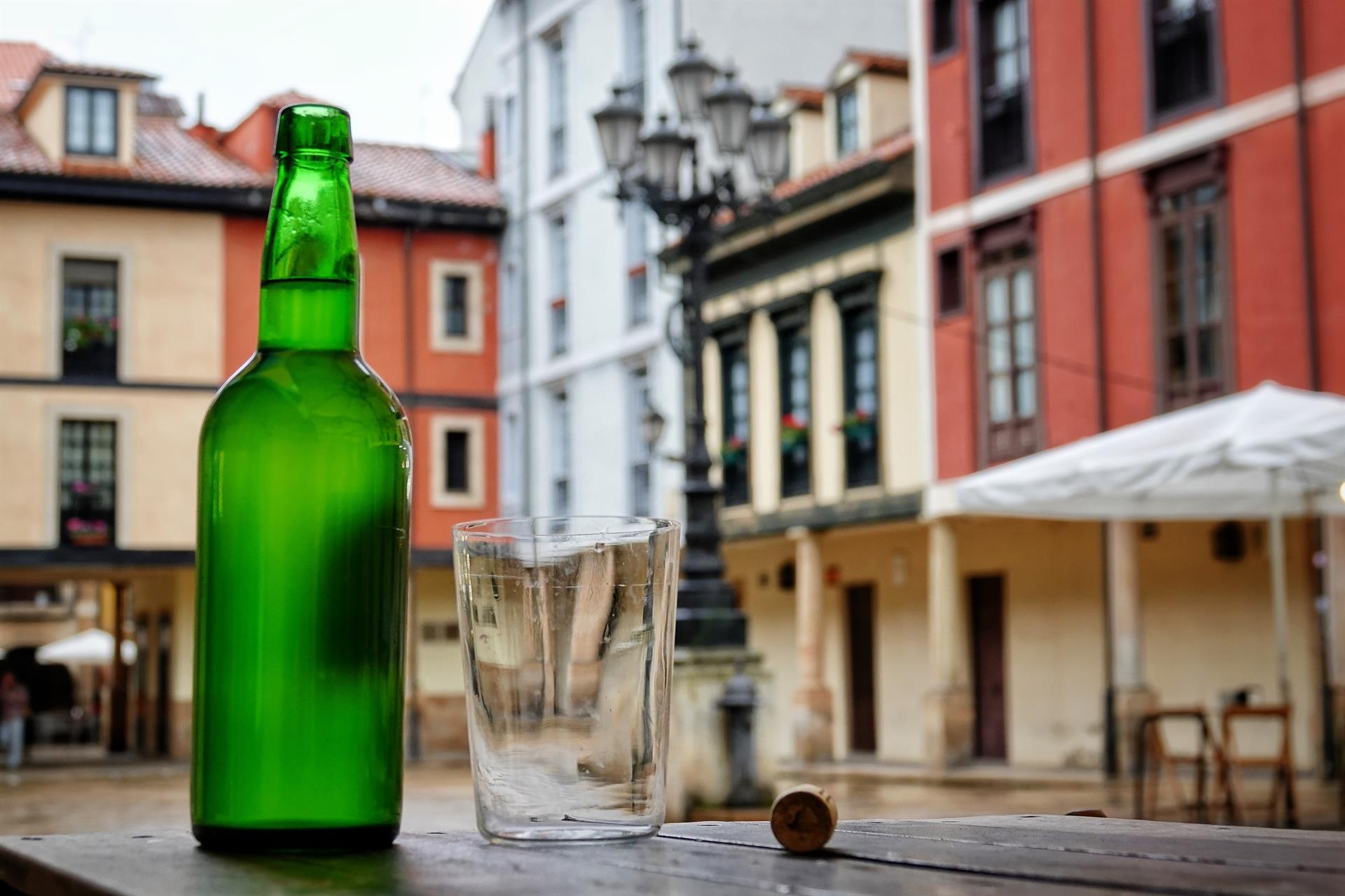Archivo - Botella y vaso de sidra sobre una mesa, a 9 de febrero de 2024, en Oviedo, Asturias (España).