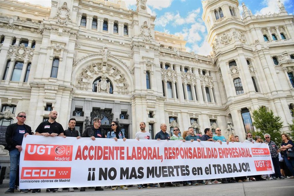 Manifestantes durante una concentración convocada por CCOO y UGT, en la plaza de Cibeles, a 31 de mayo de 2024, en Madrid (España). Los sindicatos  CC.OO. y UGT se han concentrado hoy por los 33 trabajadores fallecidos en accidentes laborales en este 20