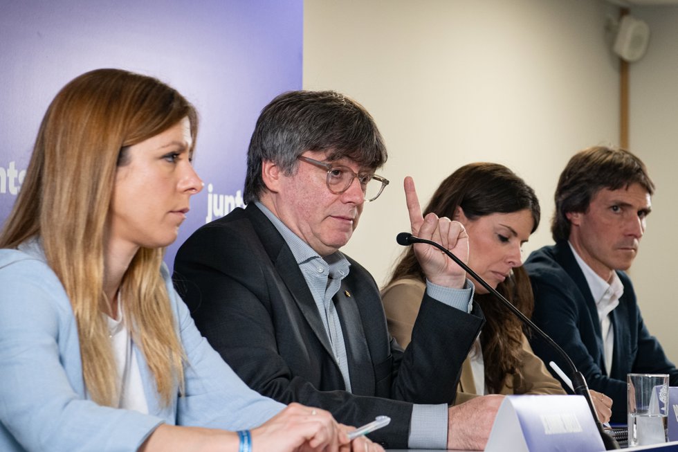 (I-D) La candidata de Junts por Lleida, Jeannine Abella, el expresidente de la Generalitat y candidato de Junts a las elecciones catalanas, Carles Puigdemont, la candidata de Junts por Tarragona, Mnica Sales, y el candidato de Junts por Girona, 