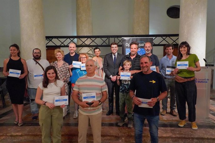 El regidor de Medio Ambiente de Cort y presidente de Emaya, Llorenç Bauzá, con los ganadores del 15º concurso de fotografía Opticaigua.