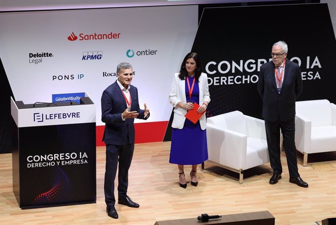 José Ángel Sandín, CEO de Lefebvre; Julia Fernández, directora de colectivos y negocio no residentes en Santander España, y Juan Pujol, presidente de Lefebvre, en  'Congreso IA, Derecho y Empresa 2024'