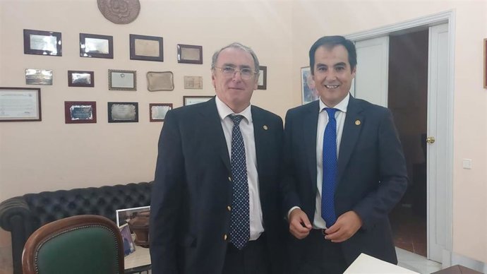 El consejero de Justicia, Administración Local y Función Pública, José Antonio Nieto, con el decano del Consejo Andaluz de Colegios de Abogados (Cadeca), Federico Fernández.