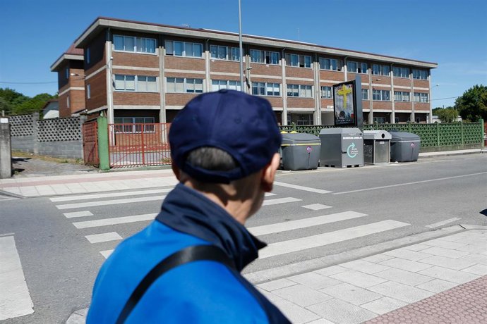 Una persona pasa por delante del colegio donde un profesor fue detenido el miércoles por presuntos abusos a nueve niñas del centro, a 29 de mayo de 2024, en Lugo, Galicia (España). 