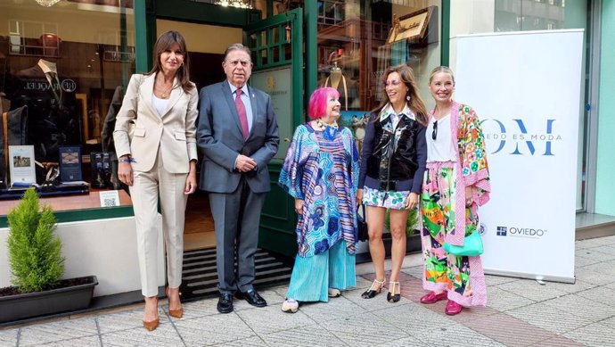 La cantante Soraya Arnelas participa en un recorrido con las diseñadoras Zandra Rhodes y Celia B, junto con la concejala de Economía, Leticia González, y el alcalde Alfredo Canteli.