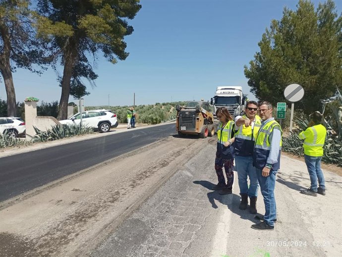 Visita a las obras para mejorar el firme en la A-315.