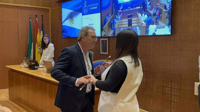 Francisco Brenes recoge el bastón de mando tras la moción de censura