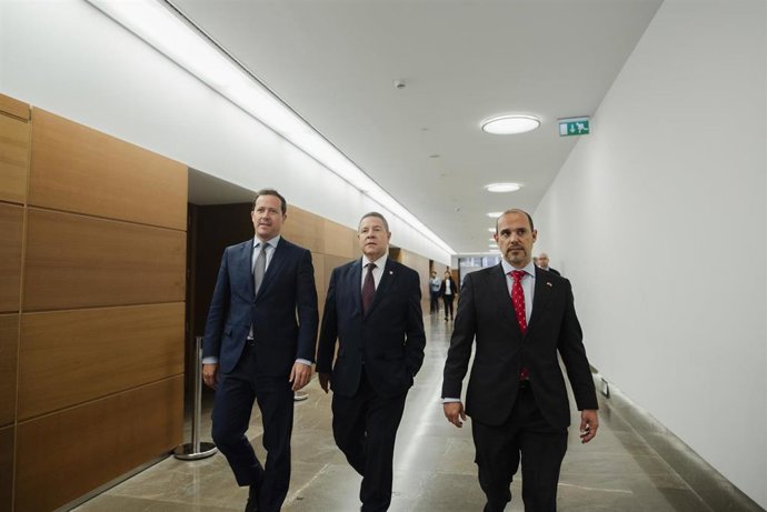 El alcalde de Toledo, Carlos Velázquez; el presidente de C-LM, Emiliano García-Page; y el presidente de las Cortes, Pablo Bellido.