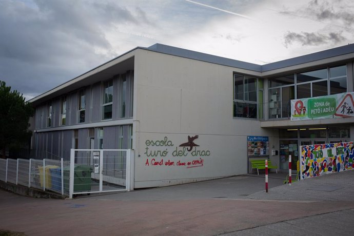 Archivo - Una pintada a la façana de l'Escola Turó del Drac