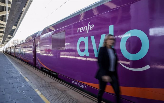 Archivo - El tren Avlo llega a la estación de Joaquín Sorrolla, a 17 de febrero de 2022, en València