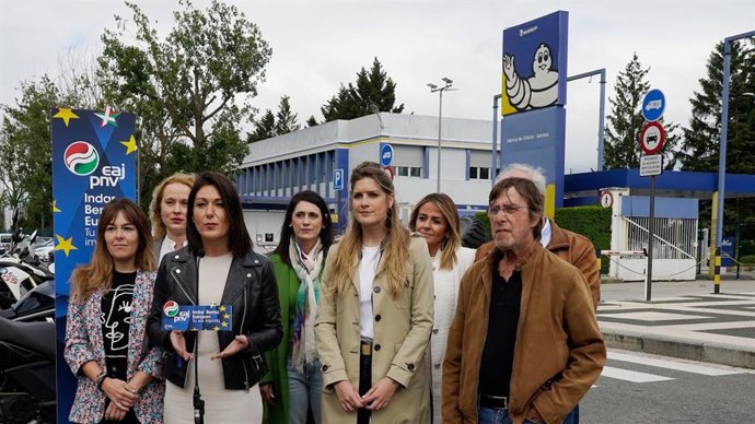 Acto político sobre reindustrialización celebrado frente a la puerta de acceso a Michelin en Vitoria-Gasteiz