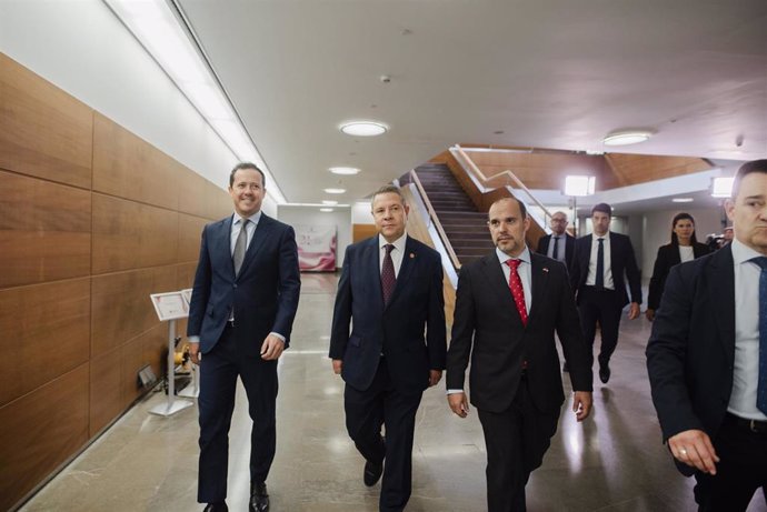 El presidente de las Cortes de C-LM, Pablo Bellido, junto al presidente regional, Emiliano García-Page, y el alcalde de Toledo, Carlos Velázquez, durante el acto institucional por el Día de la Región.