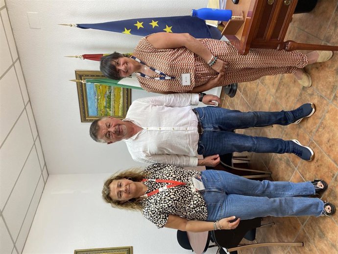 El presidente de la Mancomunidad de Municipios de la Costa del Sol Axarquía, Jorge Martín, se ha reunido con la presidenta de la Asamblea de Cruz Roja de Vélez-Málaga, Ana Isabel Rincón.