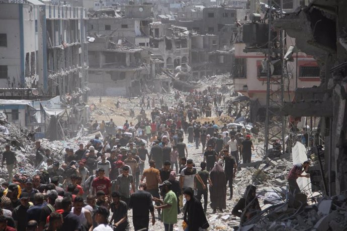 Palestinos desplazados en la ciudad de Yabalia, en el norte de la Franja de Gaza, en medio de la ofensiva militar de Israel contra el enclave (archivo)