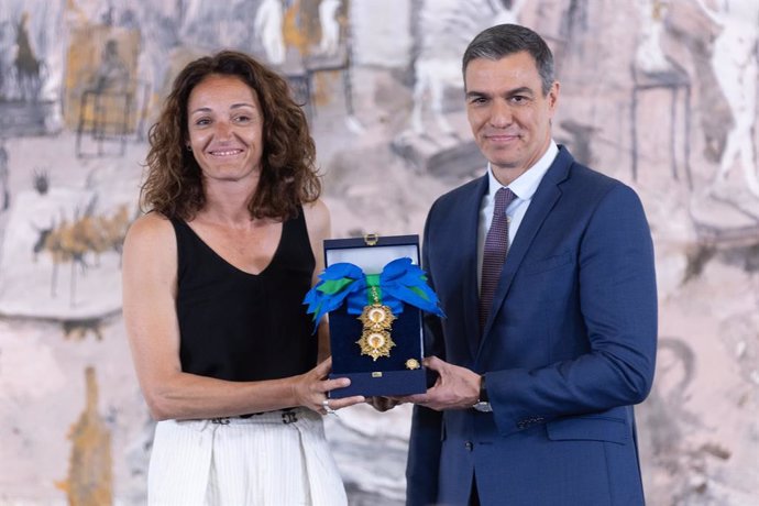 El presidente del Gobierno, Pedro Sánchez, entrega la Gran Cruz de la Real Orden del Mérito Deportivo a la baloncestista Laia Palau, en el Complejo de la Moncloa, a 31 de mayo de 2024, en Madrid (España). Palau acumula un palmarés en el que, entre otras, 