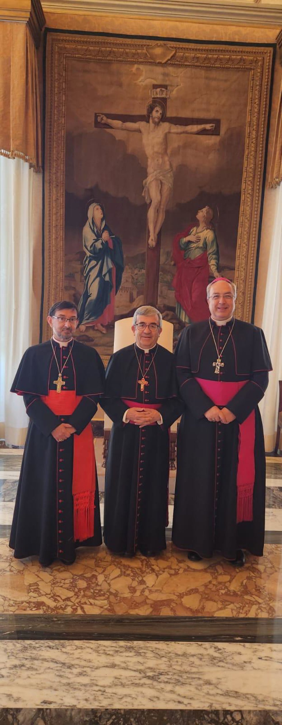 El Papa ha recibido esta mañana al presidente de la CEE, el arzobispo de Valladolid, Luis Argüello, junto al vicepresidente, el cardenal y arzobispo de Madrid, José Cobo, y al secretario general, el obispo auxiliar de Toledo, César García Magán