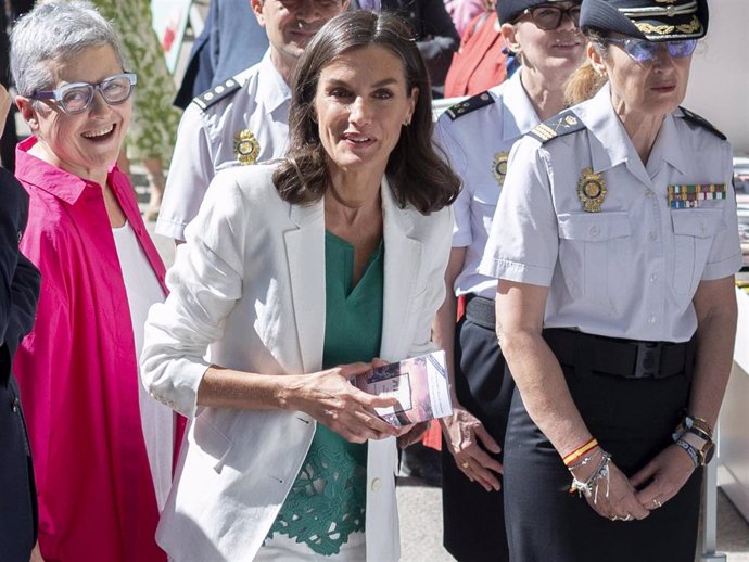 La Reina Letizia enamora con un top verde troquelado de estreno en la  inauguración de la Feria del Libro