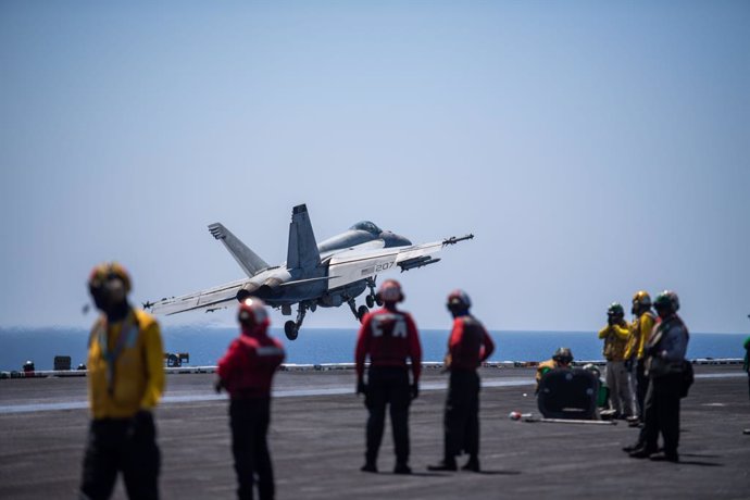 Archivo - April 16, 2024, Red Sea, United States: A U.S. Navy F/A-18E Super Hornet fighter jet, with the Rampagers of Strike Fighter Squadron 83, launches off the flight deck of the Nimitz-class aircraft carrier USS Dwight D. Eisenhower in support of Oper
