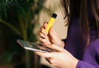 Solo el 4% de los contenidos sobre vapeo en 'TikTok' advierten de sus riesgos, frente al 96% que lo promocionan