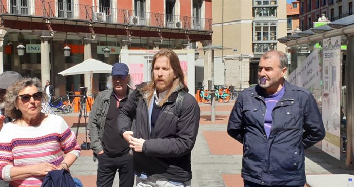 El secretario de Organización estatal y número tres de la candidatura de Podemos a las elecciones europeas, Pablo Fernández, en una atención a medios en Valladolid