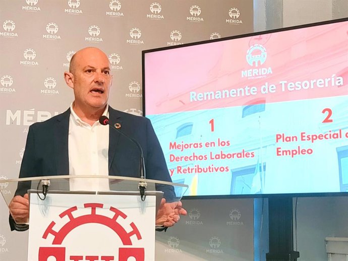 El concejal de Recursos Humanos, Julio César Fuster, en una rueda de prensa en el ayuntamiento sobre el remanente de tesorería.