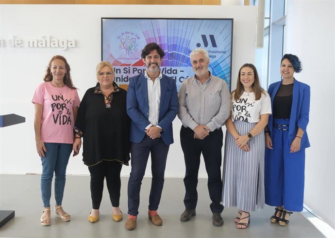 El diputado de Centros Asistenciales, Tercer Sector y Cooperación Internacional, Francisco José Martín, junto a la presidenta de Un Sí por la Vida, Dolores Badía, la gerente, Esperanza Solano, y representantes de los ayuntamientos participantes