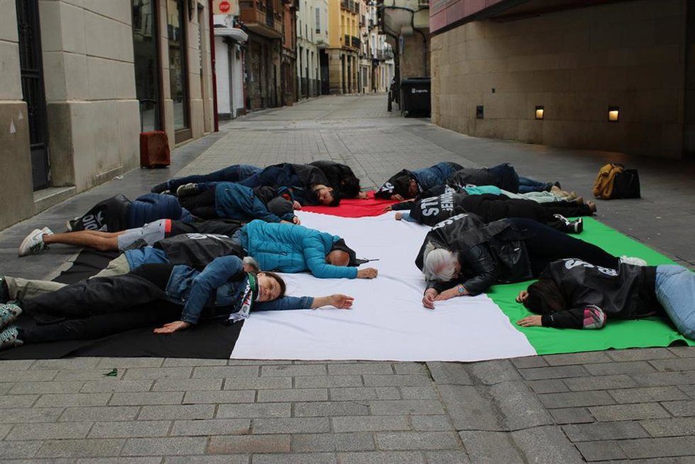 Acampada por Palestina protesta contra el genocidio con una 'performance' ante el CCR en Logroño