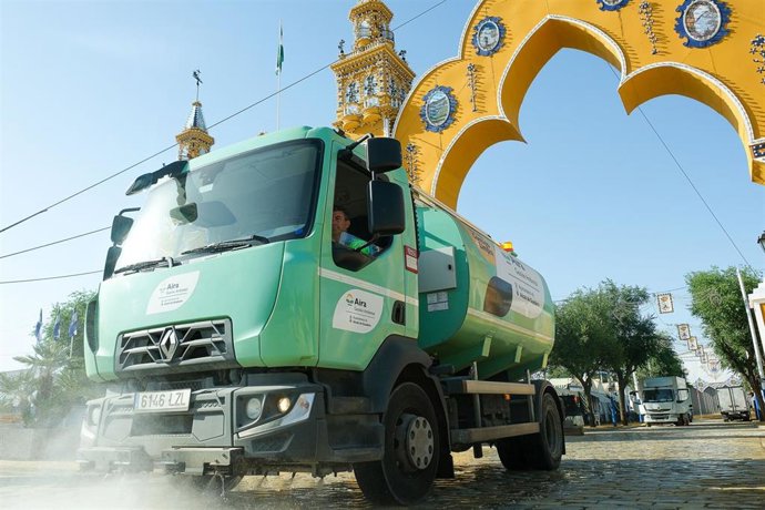 Labores de baldeo en el recinto ferial de Alcalá.