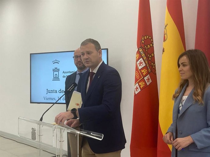 El concejal de Pedanías y Vertebración Territorial, Marco Antonio Fernández, en una rueda de prensa tras la Junta de Gobierno